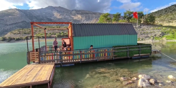 Tortum Gölü’nde Yüzen Ev: Doğa ve Sanatın Buluştuğu Yer