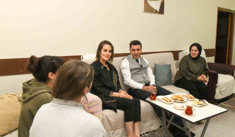 tuncelide-universite-ogrencilerine-yonelik-gida-destegi-programi-baslatildi-4ZzejOk4.jpg