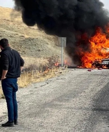 vanda-yangin-cikan-minibus-kullanilamaz-hale-geldi-olayin-detaylari-VkaAGvbV.jpg