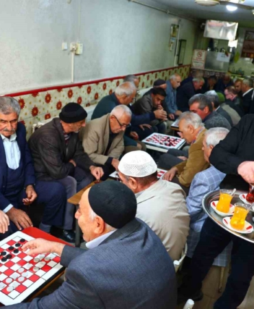 yillardir-dama-oynanan-geleneksel-cay-ocagi-YmJBcaxd.jpg