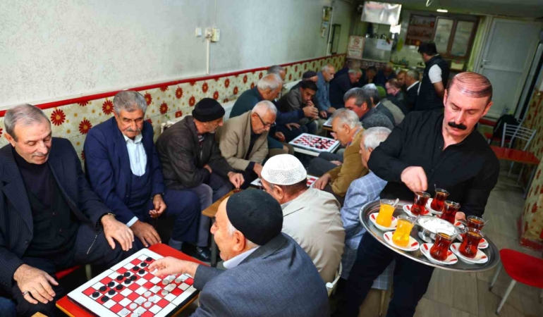 yillardir-dama-oynanan-geleneksel-cay-ocagi-YmJBcaxd.jpg