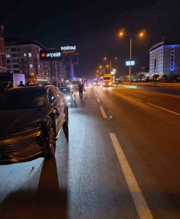 yolda-kadinlara-carpan-otomobil-bir-olu-bir-agir-yarali-ZTxKqfwF.jpg