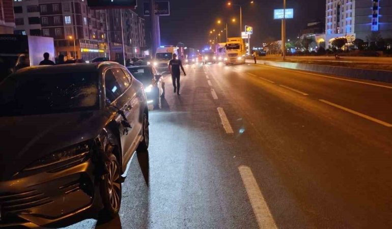 yolda-kadinlara-carpan-otomobil-bir-olu-bir-agir-yarali-ZTxKqfwF.jpg
