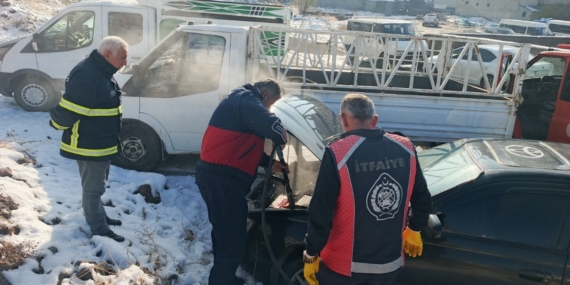 Yüksekova’da Seyir Halindeki Otomobil Alev Alev Yandı