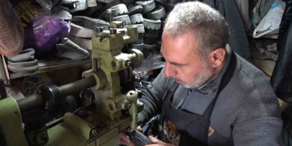 30 Yıldır 5 Metrekarelik Dükkanında Ayakkabı Tamiri Yapan Usta