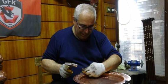 40 Yıldır Aynı Dükkan’da Bakırcılık Yaparak Baba Mesleğini Yaşatıyor