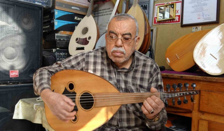 61-yillik-muzik-tutkusunun-baslangici-hediye-baglama-P74pfHPA.jpg