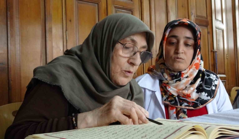 75-yasindaki-fatma-teyzenin-kuran-i-kerim-ogrenme-ihtirasi-gCWBOECw.jpg