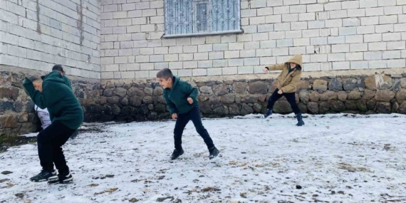 Ağrı’da Çocuklar Karlı Günlerin Keyfini Çıkarıyor