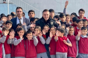agrida-emniyet-personeli-minik-yurekler-icin-kislik-bot-dagitiyor-Mrbt5jtP.jpg