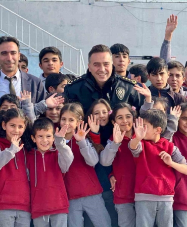 agrida-emniyet-personeli-minik-yurekler-icin-kislik-bot-dagitiyor-Mrbt5jtP.jpg