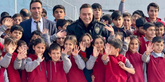 Ağrı’da Emniyet Personeli, Minik Yürekler İçin Kışlık Bot Dağıtıyor