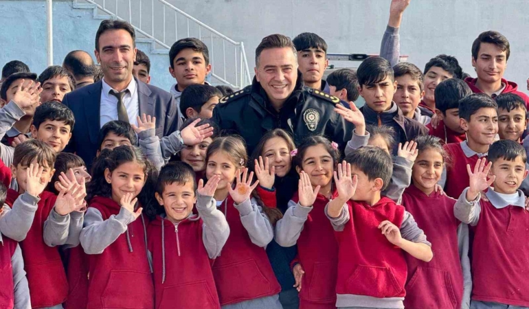 agrida-emniyet-personeli-minik-yurekler-icin-kislik-bot-dagitiyor-Mrbt5jtP.jpg