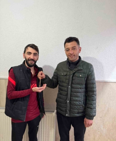 agrida-jandarma-kaybolan-altin-bilekligi-sahibine-ulastirdi-4W69utJb.jpg