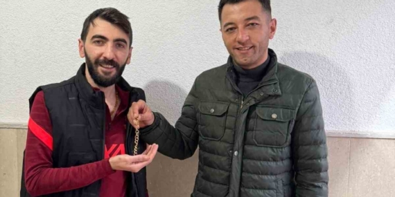 Ağrı’da Jandarma, Kaybolan Altın Bilekliği Sahibine Ulaştırdı