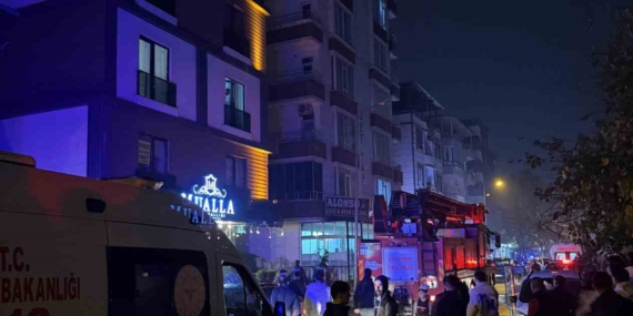 Batman’da Cinnet Geçiren Kişi, Eşyalarını Sokağa Savurdu!