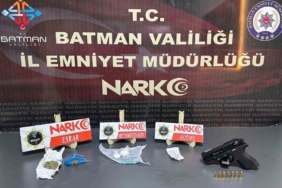 batmanda-narkotik-timinden-sok-operasyon-uyusturucu-ve-ruhsatsiz-silahlar-ele-gecirildi-fxIh3x9A.jpg
