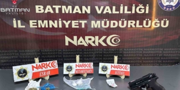 batmanda-narkotik-timinden-sok-operasyon-uyusturucu-ve-ruhsatsiz-silahlar-ele-gecirildi-fxIh3x9A.jpg