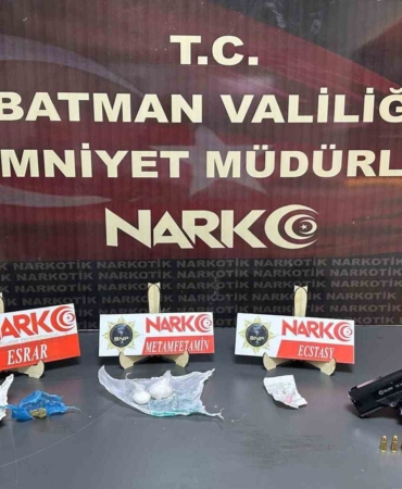 batmanda-narkotik-timinden-sok-operasyon-uyusturucu-ve-ruhsatsiz-silahlar-ele-gecirildi-fxIh3x9A.jpg
