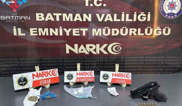 batmanda-narkotik-timinden-sok-operasyon-uyusturucu-ve-ruhsatsiz-silahlar-ele-gecirildi-fxIh3x9A.jpg
