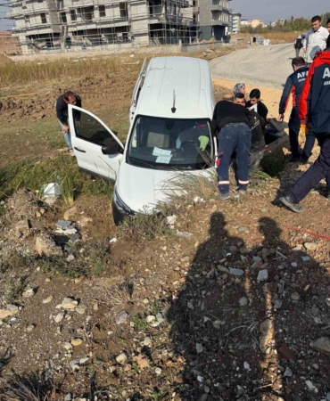batmanda-otomobilin-su-kanalina-dusmesi-sonucu-1-kisi-yaralandi-VCcnTVAb.jpg