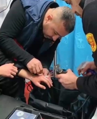 batmanda-yuzugu-sikisan-genc-icin-itfaiye-kurtarici-oldu-XKv81Kwc.jpg