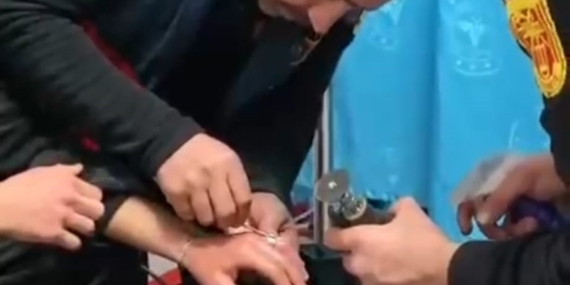 Batman’da Yüzüğü Sıkışan Genç için İtfaiye Kurtarıcı Oldu