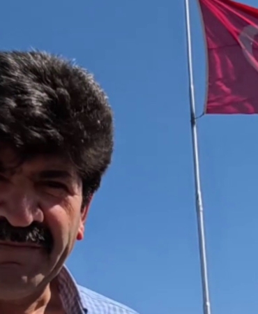 bayrak-adam-vatan-sevdasiyla-her-tepede-bir-bayrak-7P2ZBTj5.jpg