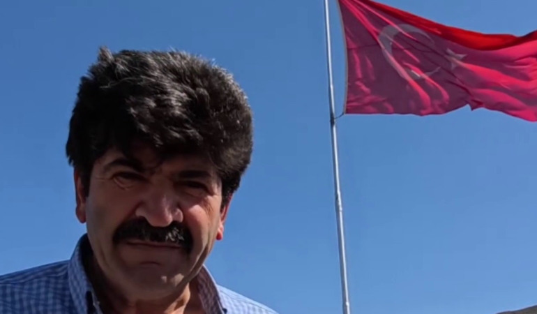 bayrak-adam-vatan-sevdasiyla-her-tepede-bir-bayrak-7P2ZBTj5.jpg