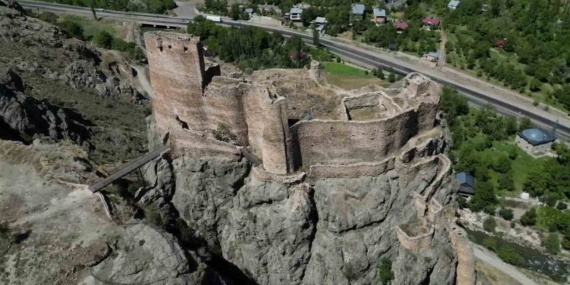 Büyüleyici Engüzekkapı Kalesi: Bin Yıllık İhtişamı ile Ziyaretçilerini Bekliyor