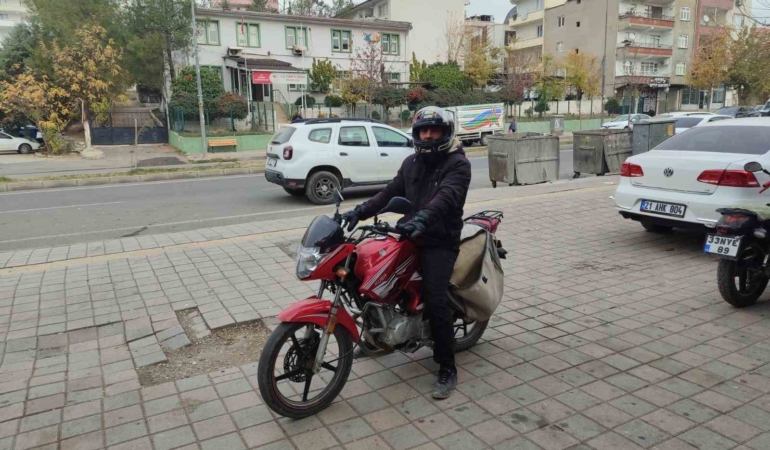 ceza-aldi-motosiklet-suruculerine-kask-takmanin-onemi-uzerine-uyari-yapti-21nAAGaj.jpg