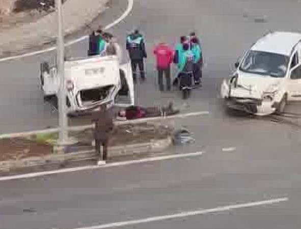 diyarbakirda-ters-donerek-kaza-yapan-aracta-iki-yarali-HCpFLtjq.jpg