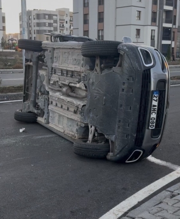 diyarbakirda-trafik-kazasi-arac-devrildi-iki-yarali-e9yv3KSU.jpg