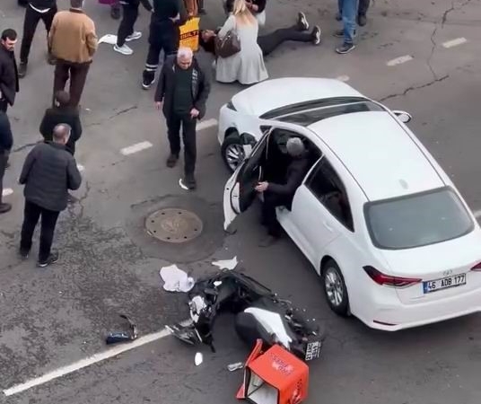 diyarbakirda-trafik-kazasi-motosikletli-kuryenin-yaralanma-ani-B9S83ZLE.jpg