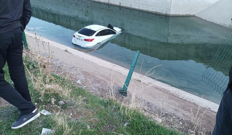diyarbakirda-yasanan-kaza-otomobil-su-kanalina-uctu-cfRHKndw.jpg
