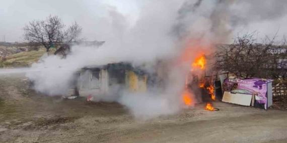 Elazığ’da Odunluk Deposunda Çıkan Yangın Korkuttu