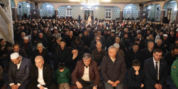 Elazığ’da Regaip Kandili Coşkusu: Camiler Dolu, Dualar Yükseliyor