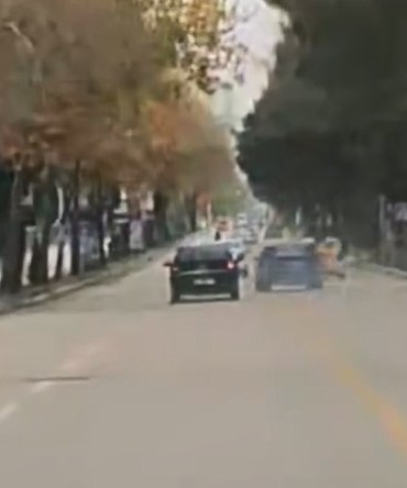 elazigda-trafikte-tehlikeli-makas-atan-surucu-anbean-kaydedildi-NKV4qzhk.jpg