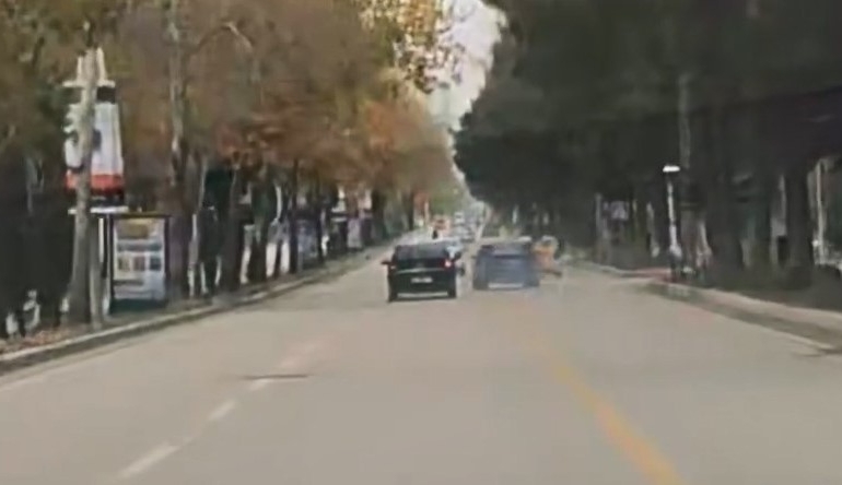 elazigda-trafikte-tehlikeli-makas-atan-surucu-anbean-kaydedildi-NKV4qzhk.jpg