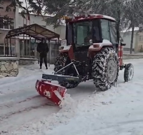 elazigli-vatandaslarin-karla-mucadelede-ekiplere-destekleri-LhKulPAr.jpg
