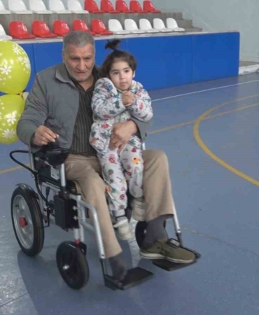 engelli-bireylere-20-akulu-sandalye-hediye-eden-hayirseverlerin-destegi-DkRXeJhw.jpg