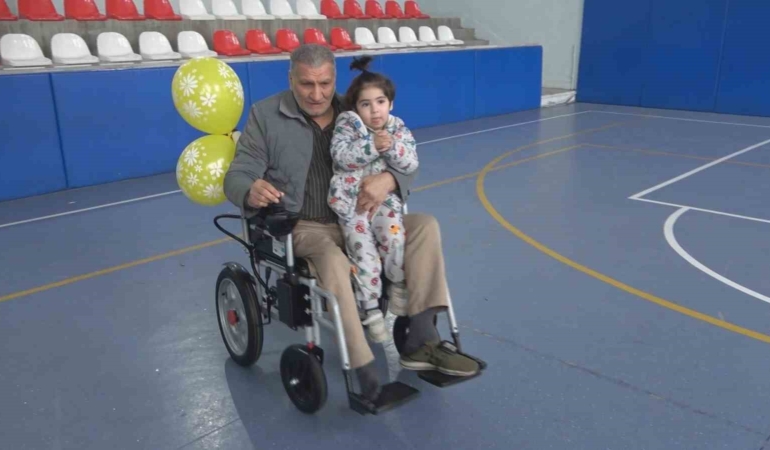 engelli-bireylere-20-akulu-sandalye-hediye-eden-hayirseverlerin-destegi-DkRXeJhw.jpg