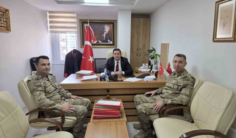 ergani-sulh-ceza-hakimi-tosunoglu-tabur-ve-ilce-jandarma-komutani-ile-bir-araya-geldi-Q4cv5Rg3.jpg