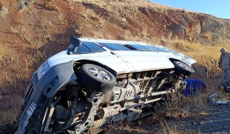 erzurumda-ogretmen-servis-minibusu-devrildi-7-kisi-yaralandi-rcb8zbmv.jpg