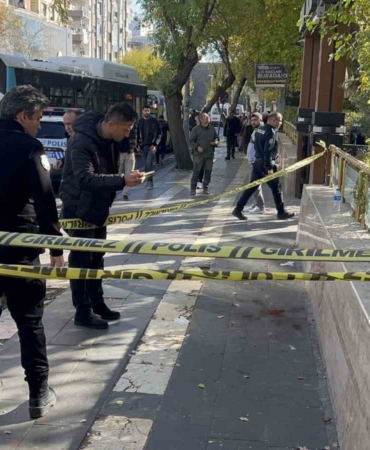 esini-rahatsiz-eden-adamin-ayagindan-kursunlanma-hikayesi-5KC6a2sy.jpg
