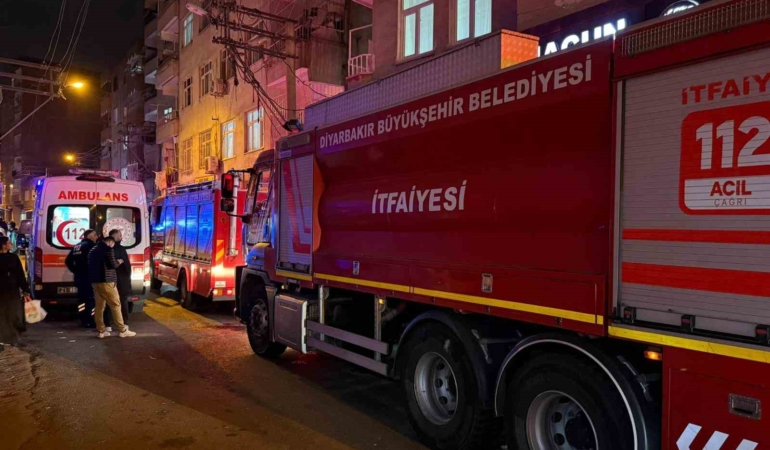esiyle-kavga-eden-kisi-evinin-alev-alev-yanmasini-sagladi-Qt7aRyzg.jpg