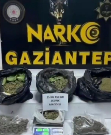 gaziantepte-22-kilo-skunk-ve-cok-sayida-silah-ele-gecirildi-7-gozalti-soku-yisCzEf4.jpg