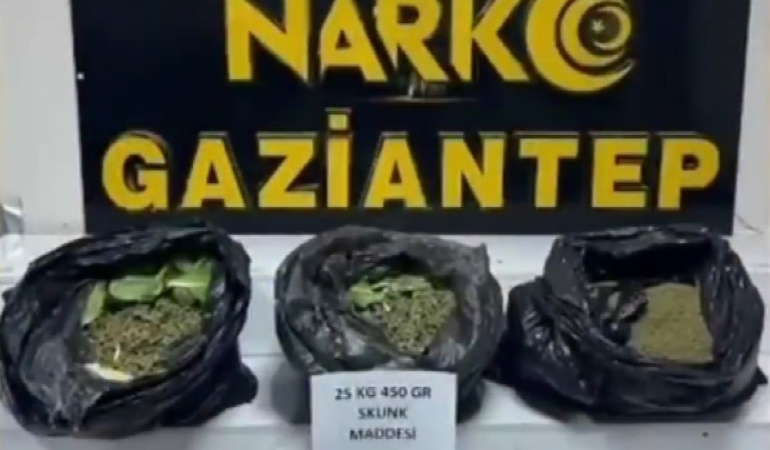 gaziantepte-22-kilo-skunk-ve-cok-sayida-silah-ele-gecirildi-7-gozalti-soku-yisCzEf4.jpg
