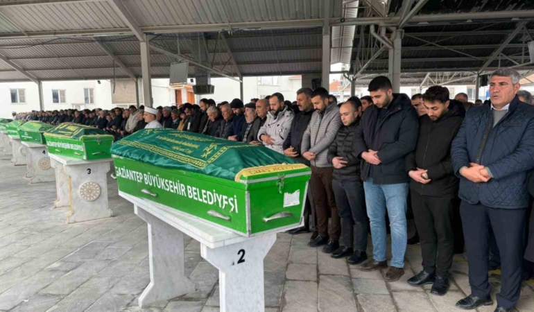 gaziantepte-otobus-kazasinda-hayatini-kaybeden-3-kisi-son-yolculuguna-ugurlandi-5VpSbO5A.jpg