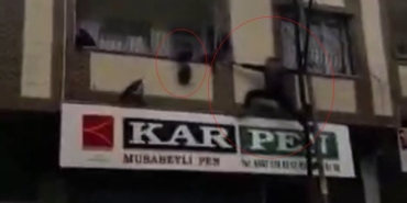 gaziantepte-sok-an-balkonda-mahsur-kalan-cocuk-kurtarildi-dU3bzjIp.jpg
